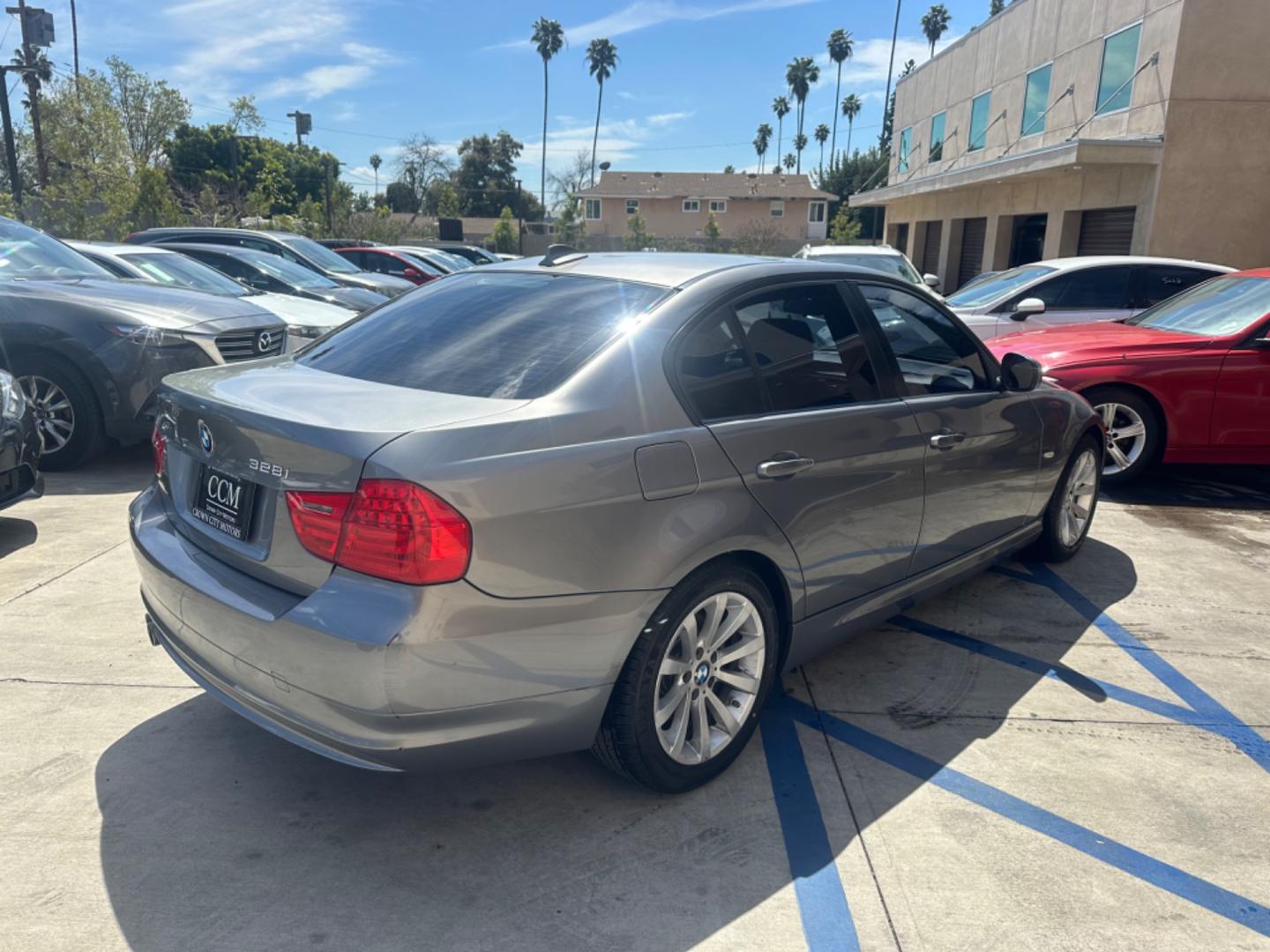 2011 Gray /Black BMW 3-Series leather (WBAPH7C51BE) with an 3.0 6 cylinder engine, Automatic transmission, located at 30 S. Berkeley Avenue, Pasadena, CA, 91107, (626) 248-7567, 34.145447, -118.109398 - Leather! Moon-roof! This 2011 BMW 3-Series 328i comes well equipped. Looking for a reliable ride but struggling with bad credit? Our dealership has got you covered with our impressive selection of used vehicles, including the sleek and stylish 2011 BMW 328. With its powerful inline 6-cylinder engin - Photo#5